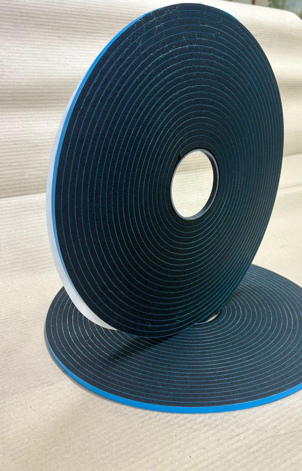 Cinta Doble Contacto Espaciadora Para Muro Cortina Tipo Norton 6mm x 6mm x 15 mts Negra P350