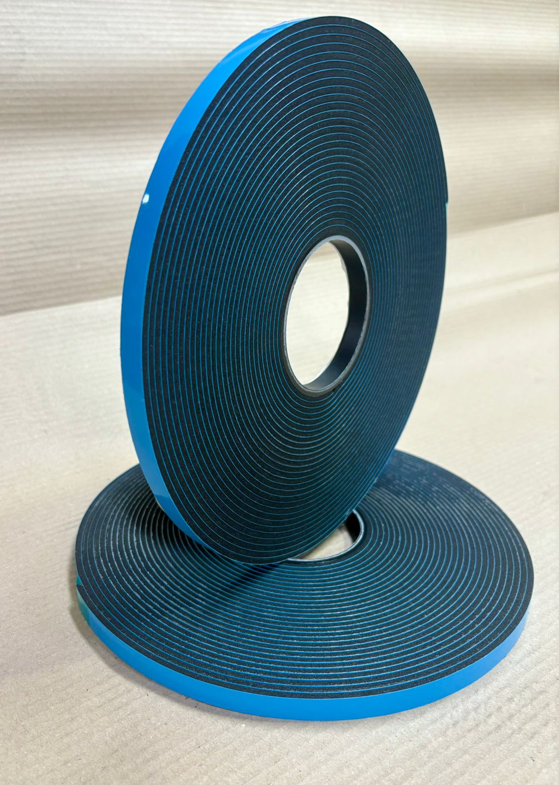 Cinta Doble Contacto Espaciadora Para Muro Cortina Tipo Norton 3mm x 12mm x 15 mts. Negra P350